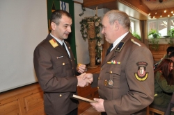 Abschnittskommandant BR Thomas Dreiblmeier überreicht E-AW Johann Kronberger die Dienstmedaille für 50 Jahre Feuerwehrdienst