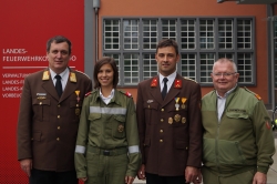 Victoria Hutterer mit Kommandant Gerhard Hutterer, Abschnittskommandant Christian Huemer und Bezirkskommandant Stefan Schiendorfer